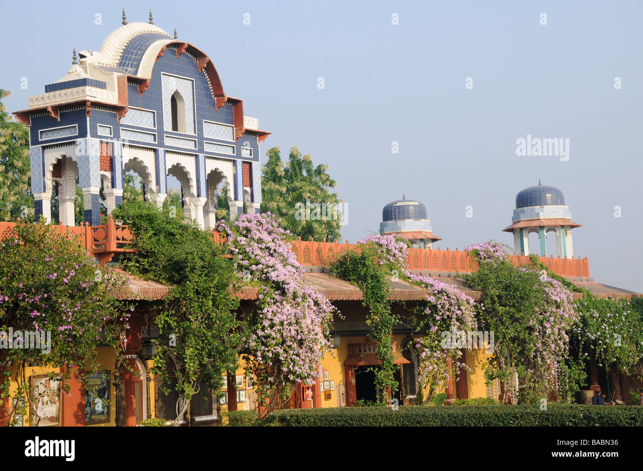 Die Gärten und die reich verzierten Dachterrasse des Bundelkhand Riverside Hotel in Orchha. Stockfoto