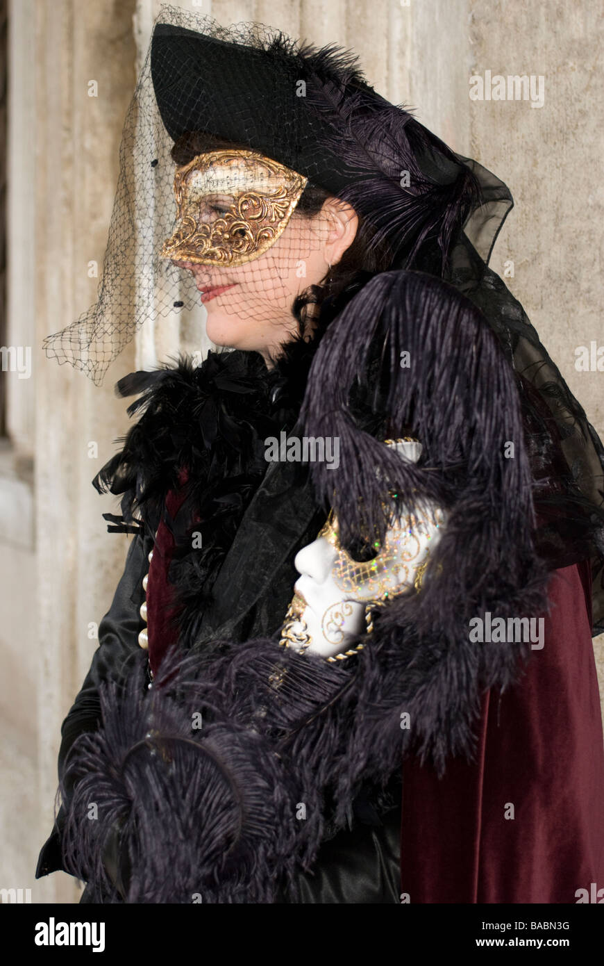 Lady in Venedig Karneval Verkleidung mit schwarzen Federn Stockfoto
