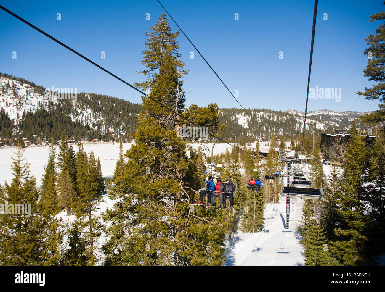 Olympic Valley, Kalifornien; Skifahrer am Sessellift Stockfoto