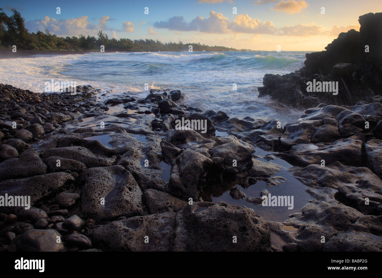 Sonnenaufgang über Hana Bay an der Nordostküste von Maui, Hawaii, in die Stadt Hana Stockfoto