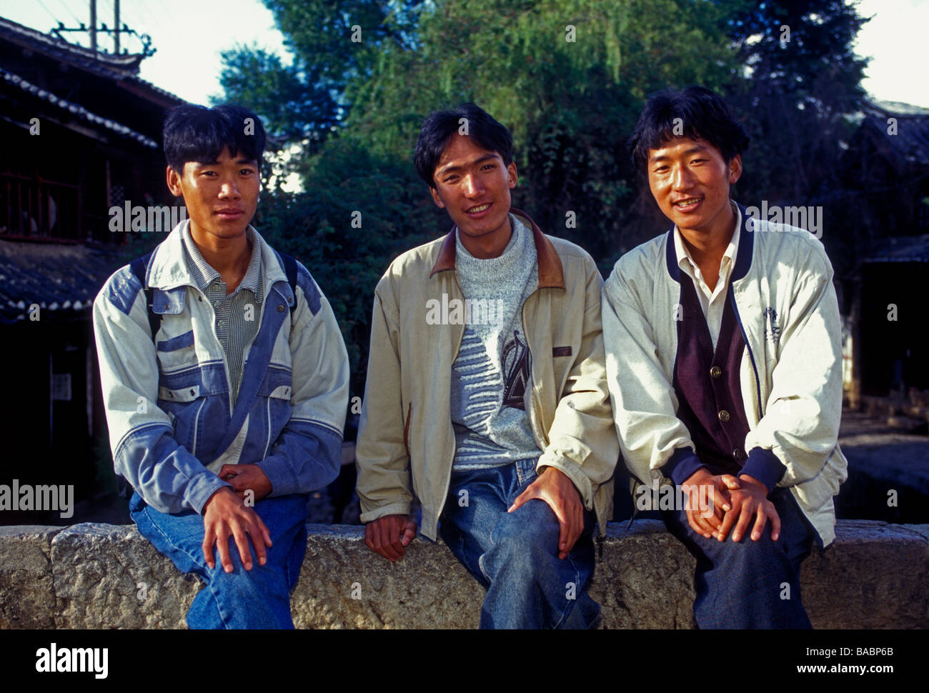 3, 3, chinesische Männer, Chinesisch, Männer, erwachsene Männer, Erwachsene, Erwachsene, Männer, gute Freunde, Altstadt, Lijiang, Yunnan, China, Asien Stockfoto