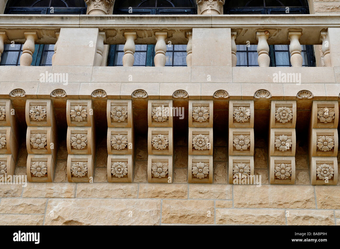 Stein Konsolen unter einem Balkon der Marland Mansion, s Nationales Historisches Wahrzeichen in Ponca City, Oklahoma. Stockfoto