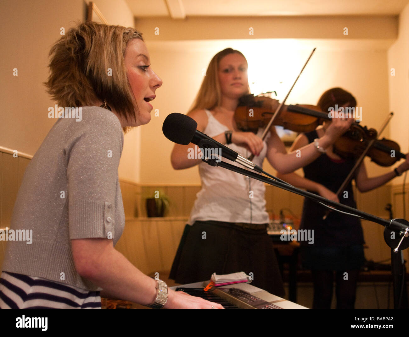 Volksmusik in den Scottish Borders-Trio spielen die Haus-Schwestern in Kopfsteinpflaster Inn Kelso Stockfoto