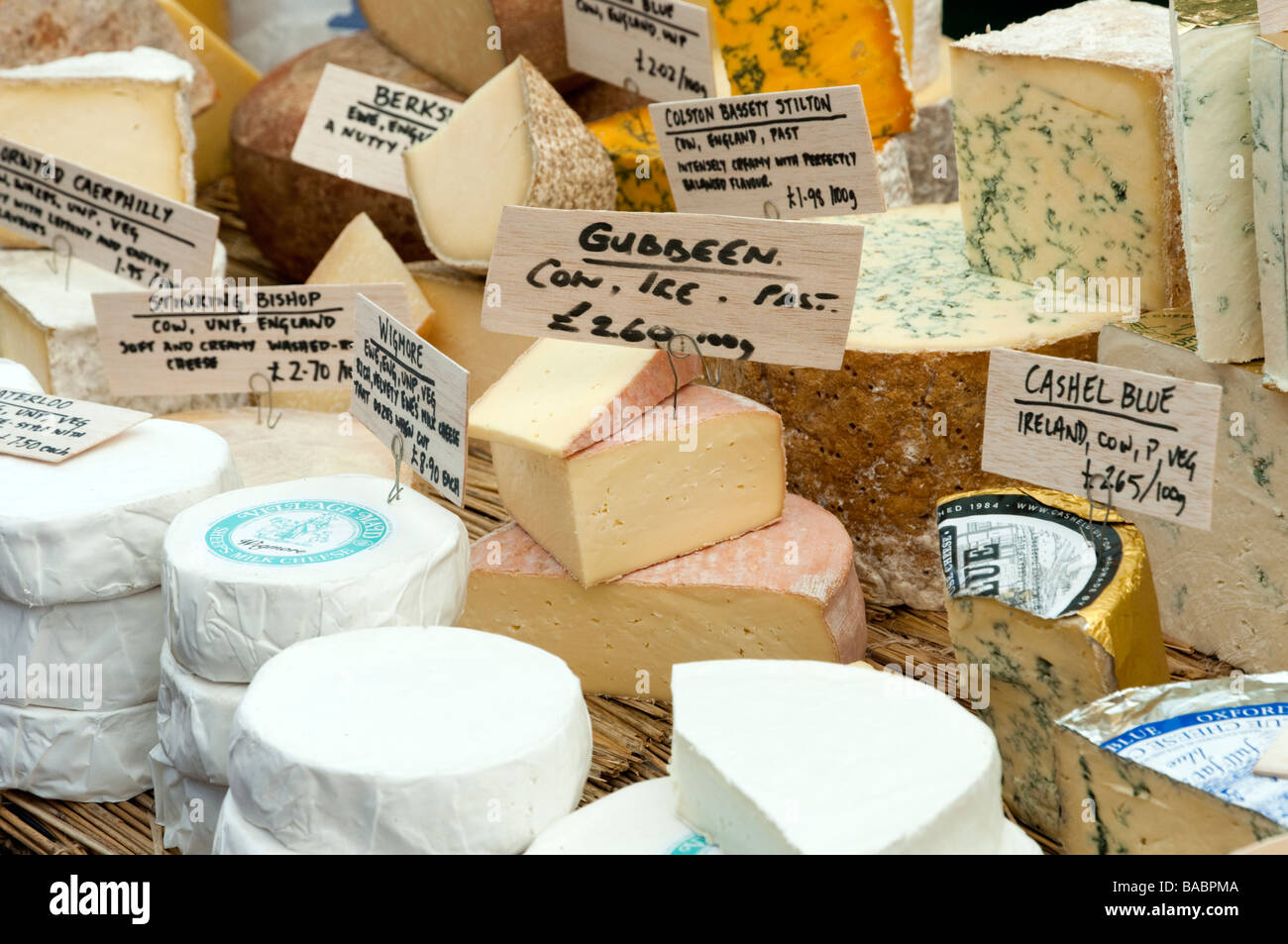 Kontinentale Käsesorten auf dem Markt am Broadway Market, London, Großbritannien Stockfoto