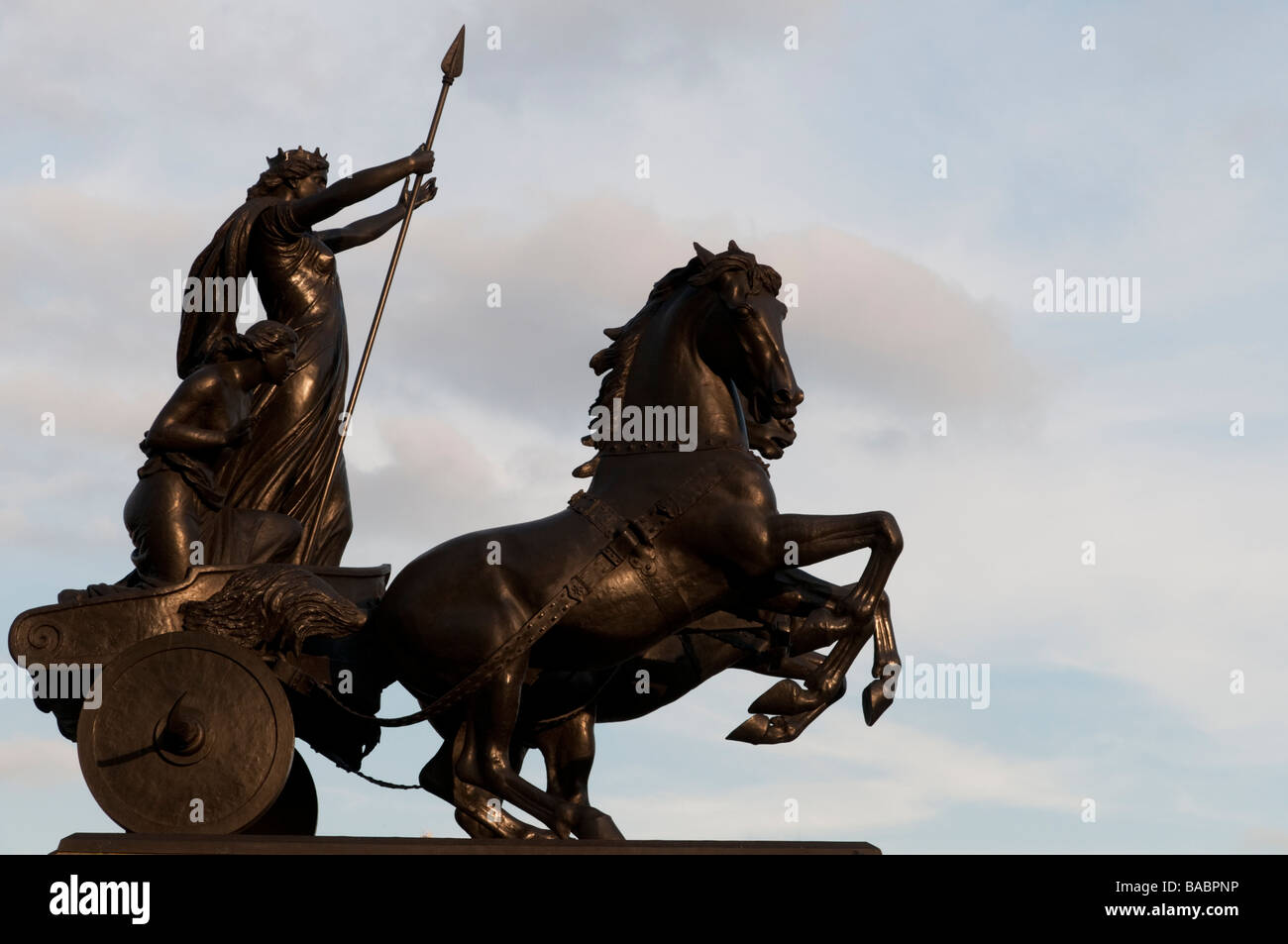 Statue der Boudicca in der Nähe von Westminster Pier gezogen von Pferden auf einem Streitwagen, London, England, UK Stockfoto