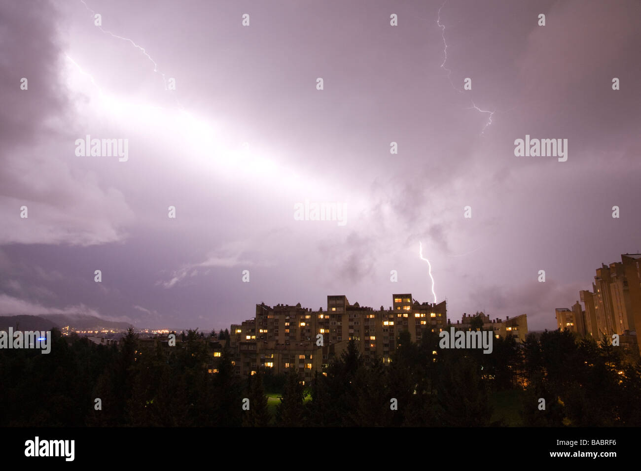 Gewitterwolken und Blitze über Nordvorort von Ljubljana Slowenien Stockfoto