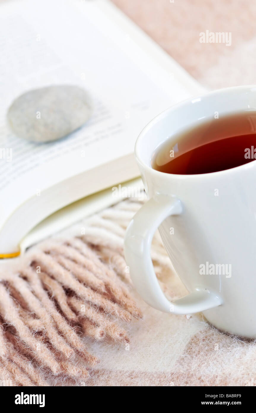 Entspannen mit einem Buch und eine Tasse Tee Stockfoto