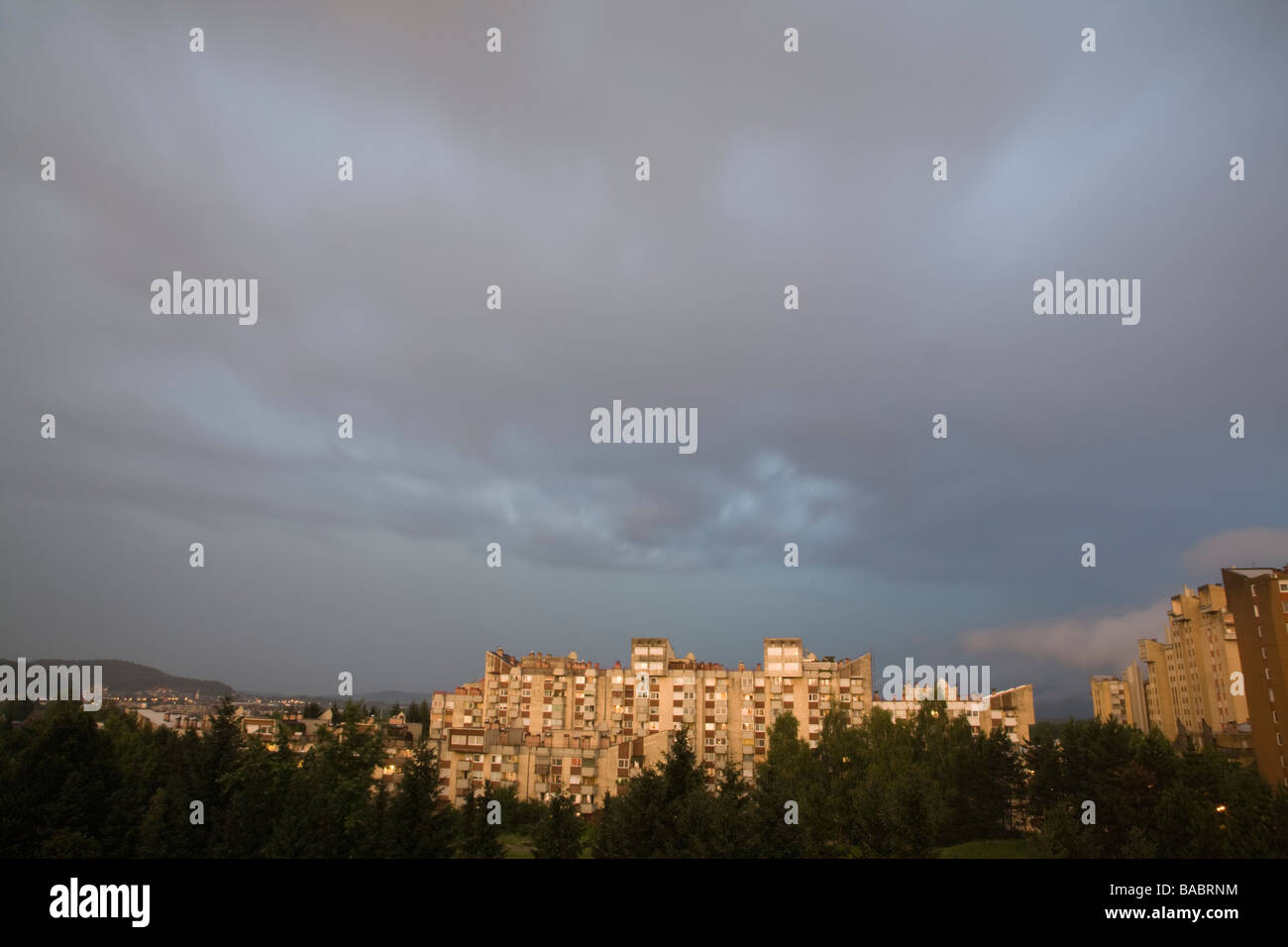 Gewitterwolken über Nordvorort von Ljubljana Slowenien Stockfoto