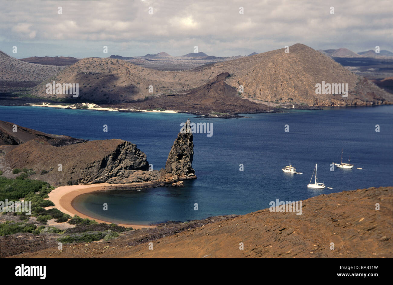 Galapagos-Inseln. Bartholomew Island.View von oben von der Insel vorbei an Pinnacle Rock in Richtung James Island. Stockfoto