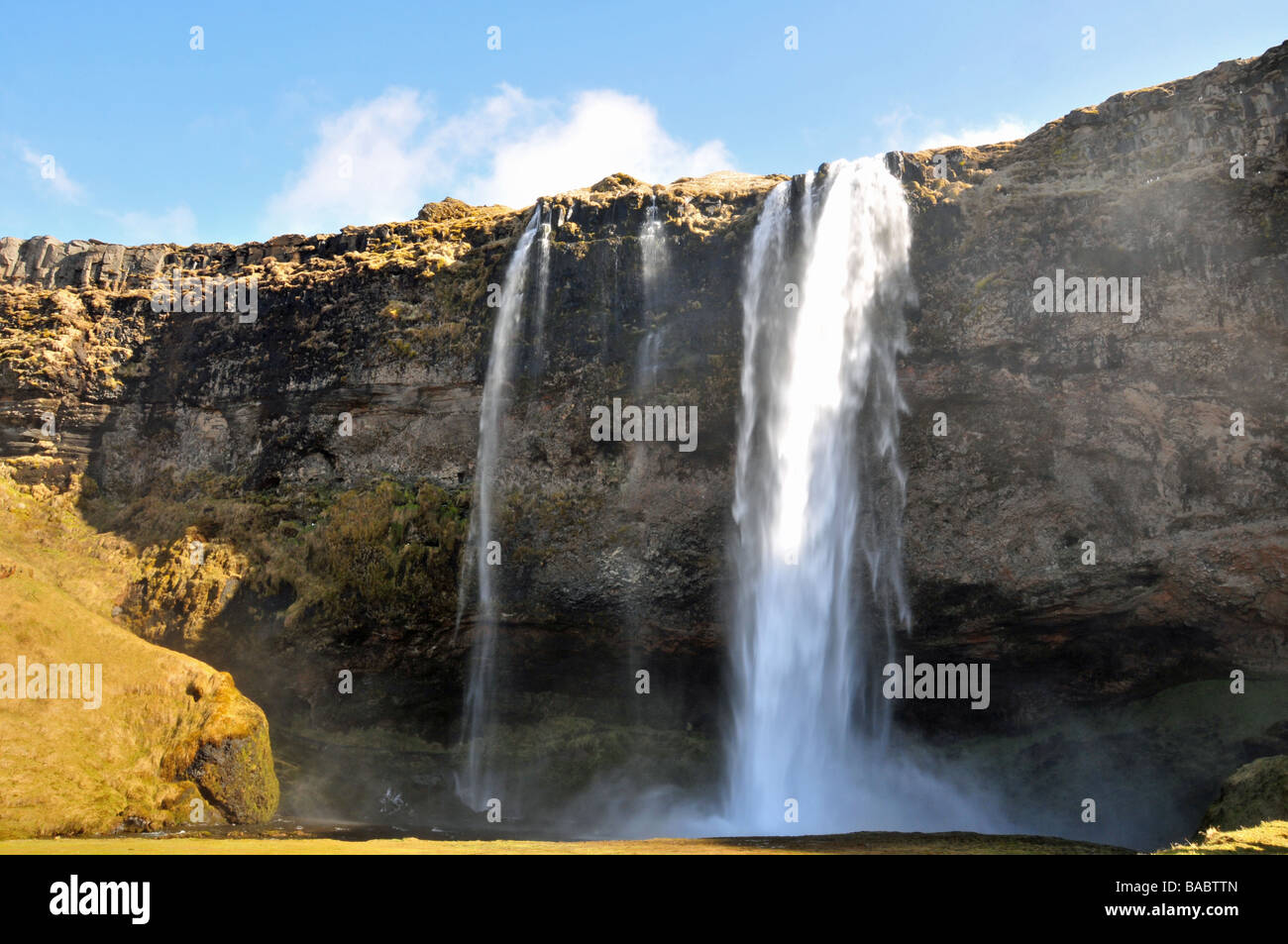 Eine Landschaft Frontansicht des Wasserfalls Seljalandsfoss, Southern Island Stockfoto