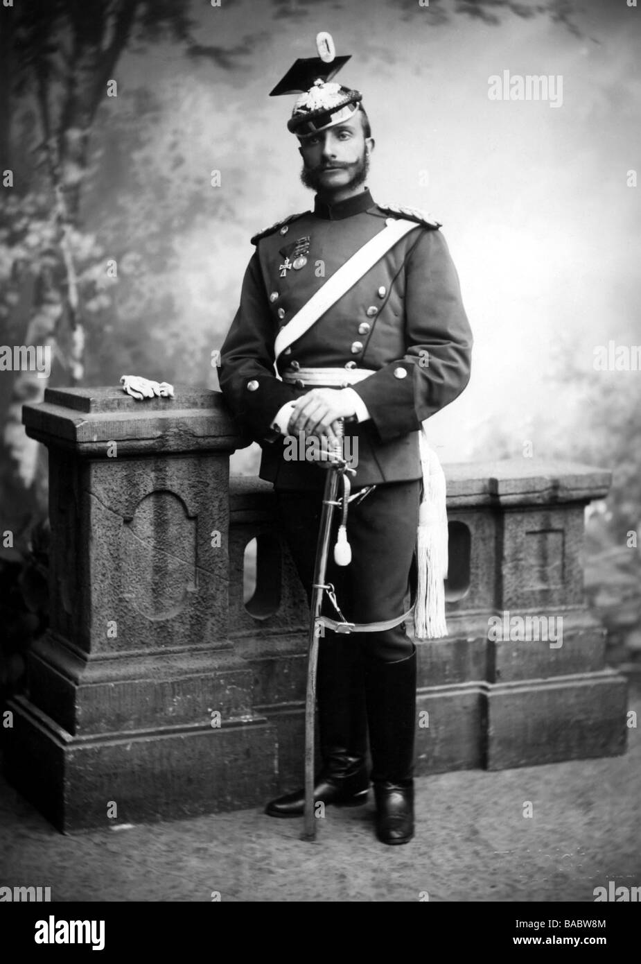 Alfonso XII, 28.11.1857 - 25.11.1885, König von Spanien 29.12.1874 - 25.11.1885, volle Länge, 1883, Bourbon, 19. Jahrhundert, Uniform des preussischen Uhlan-Regiments, 1883, Stockfoto