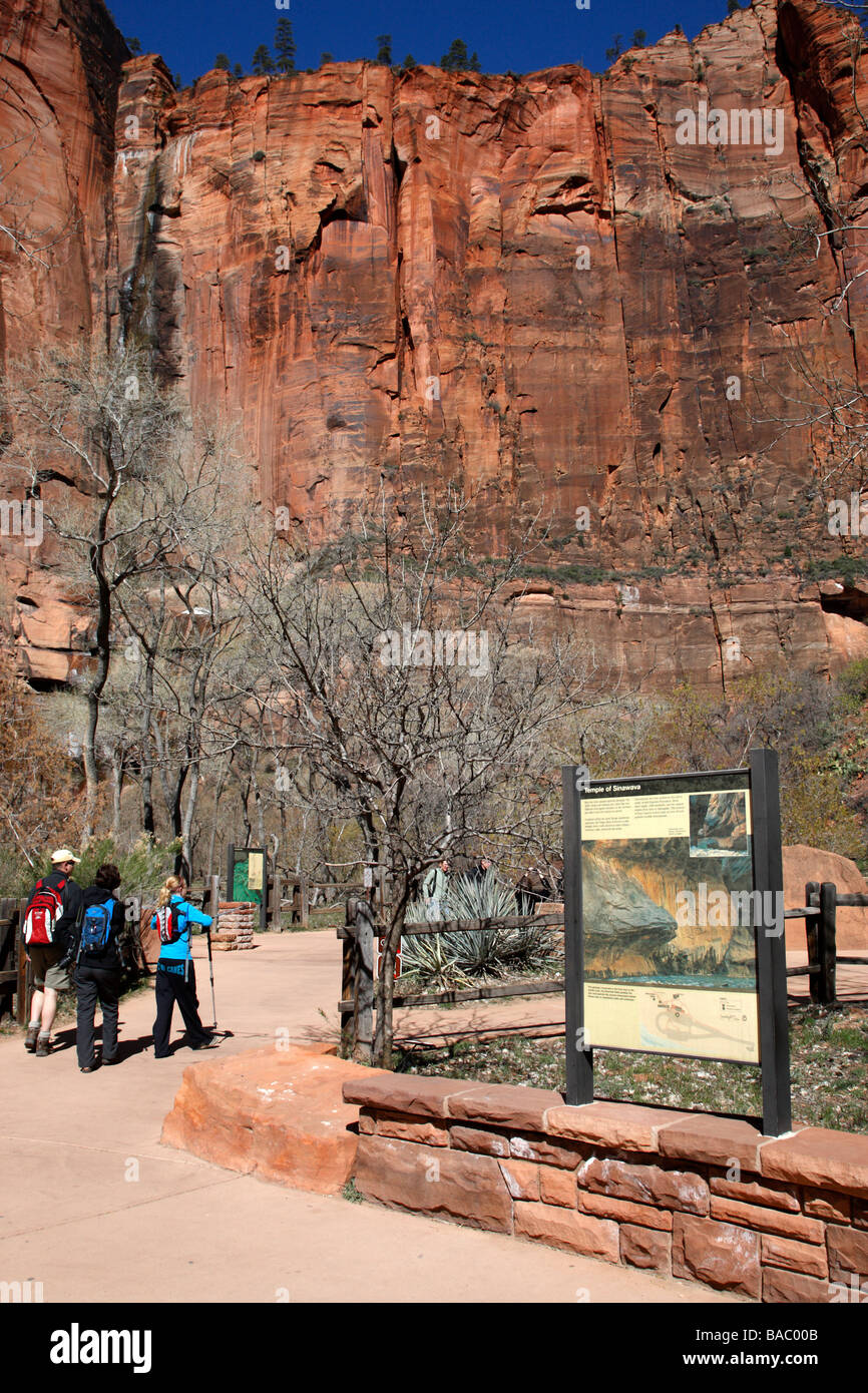 Info-Tafeln zu Beginn der Uferpromenade Tempel der Sinawava Zion Canyon National Park in Utah usa Stockfoto