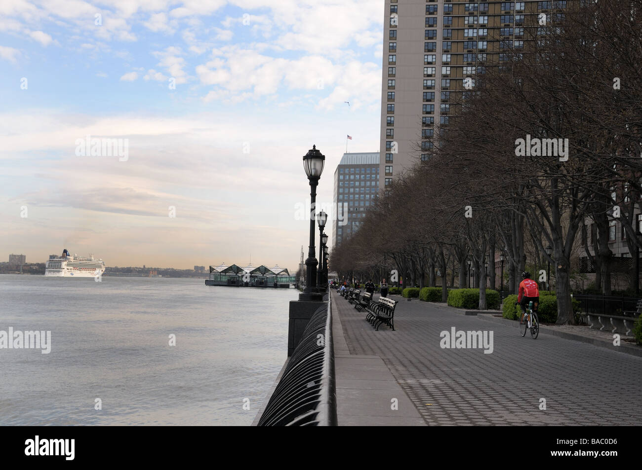 Ein Frühlingsmorgen in Battery Park City, Lower Manhattan. Die Norwegian Gem dampft auf dem Hudson River. Stockfoto