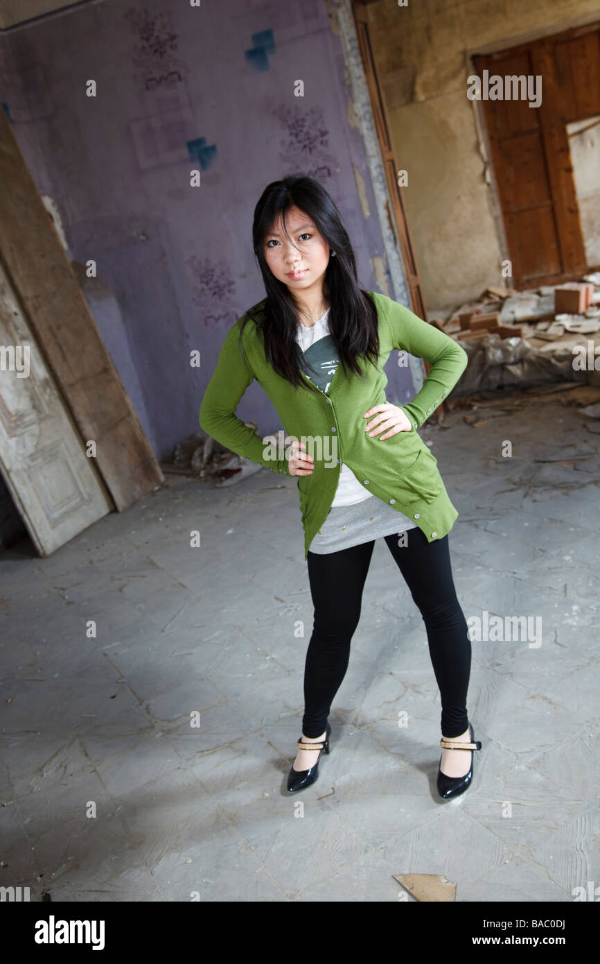 Asiatische Mädchen posiert in grüner Weste Stockfoto