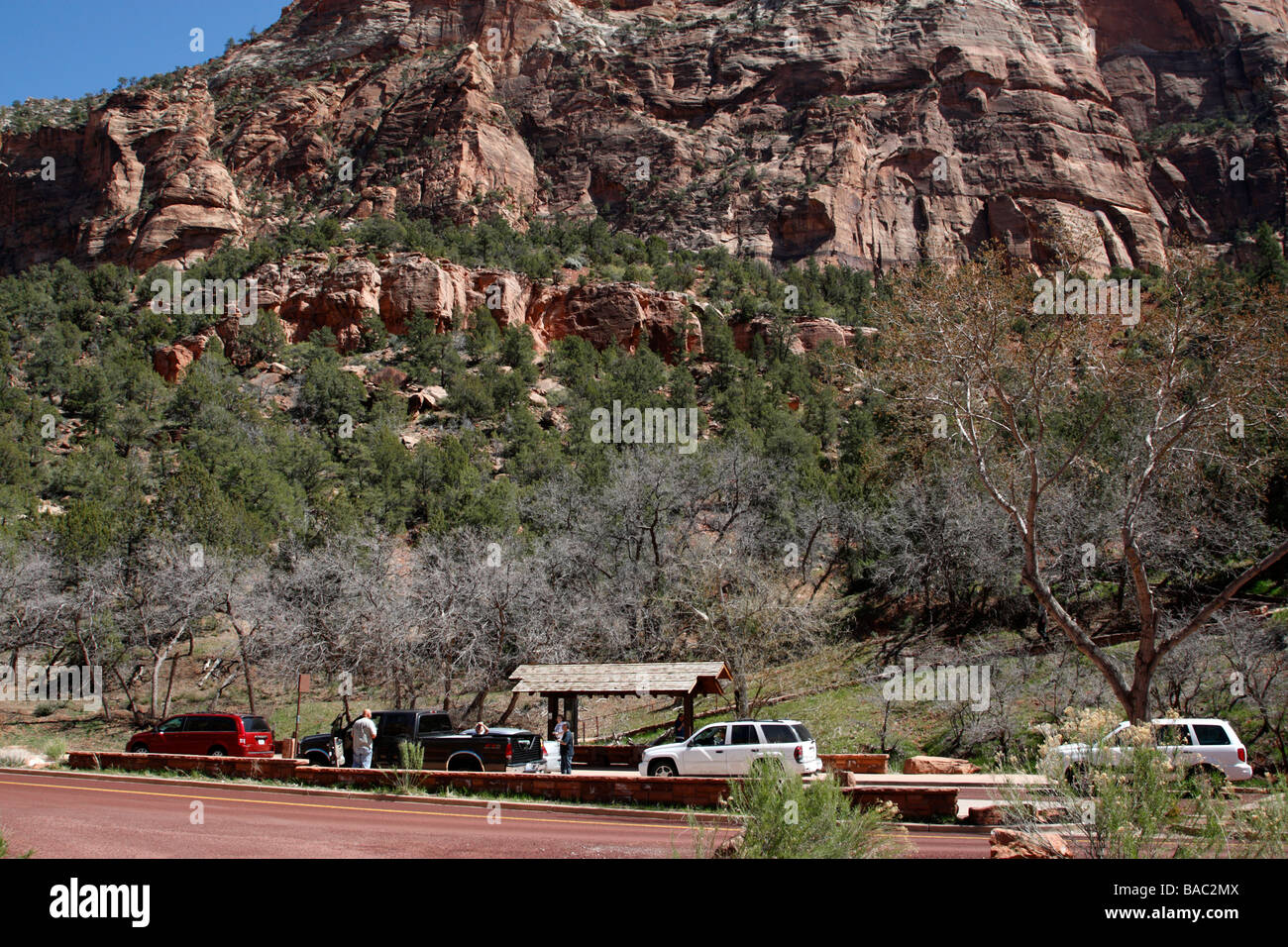 Shuttlebus-Haltestelle am Hofe des Patriarchen vor Autos für den Sommer Zion Canyon Nationalpark Utah Usa verboten sind Stockfoto