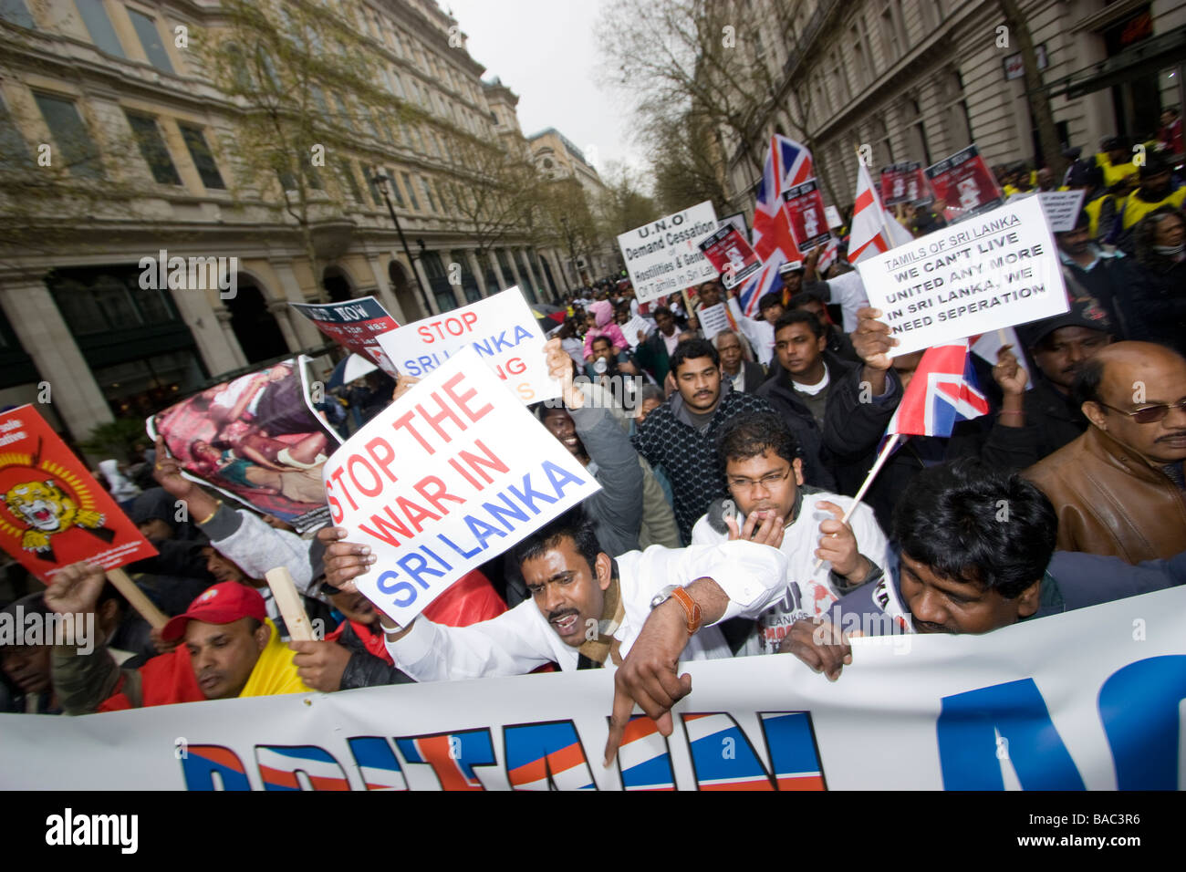 Die ethnische tamilische Gemeinschaft in Großbritannien marschiert in London, Großbritannien, um gegen den anhaltenden Völkermord-Krieg in Sri Lanka zu protestieren Stockfoto