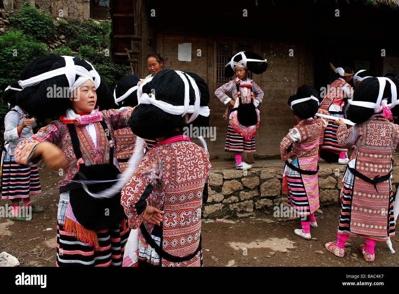 China, Provinz Guizhou, Longjia Dorf, lange Horn Miao Mädchen in traditionellen Kostümen feiert das Blumenfest Tanz Stockfoto