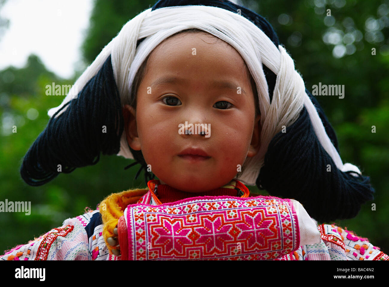 China, Provinz Guizhou, Longjia Dorf, lange Horn Miao Mädchen in traditionellen Kostümen feiert das Blumenfest Tanz Stockfoto