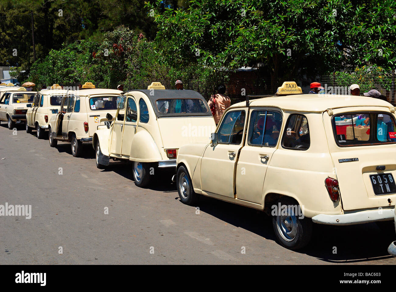 Madagaskar, Analamanga Region, Antananarivo (Tananarive), Low City, lokalen Taxi, französische Oldtimer Stockfoto