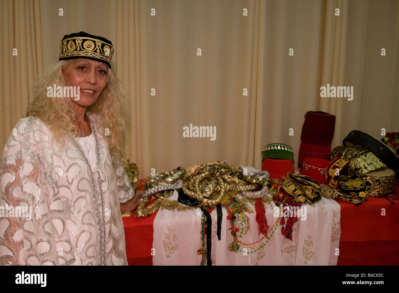 Marokkanische jüdische Frau tragen traditionelle Kleidung während des Mimunah jüdischen marokkanischen Festivals endet das Pessachfest Stockfoto
