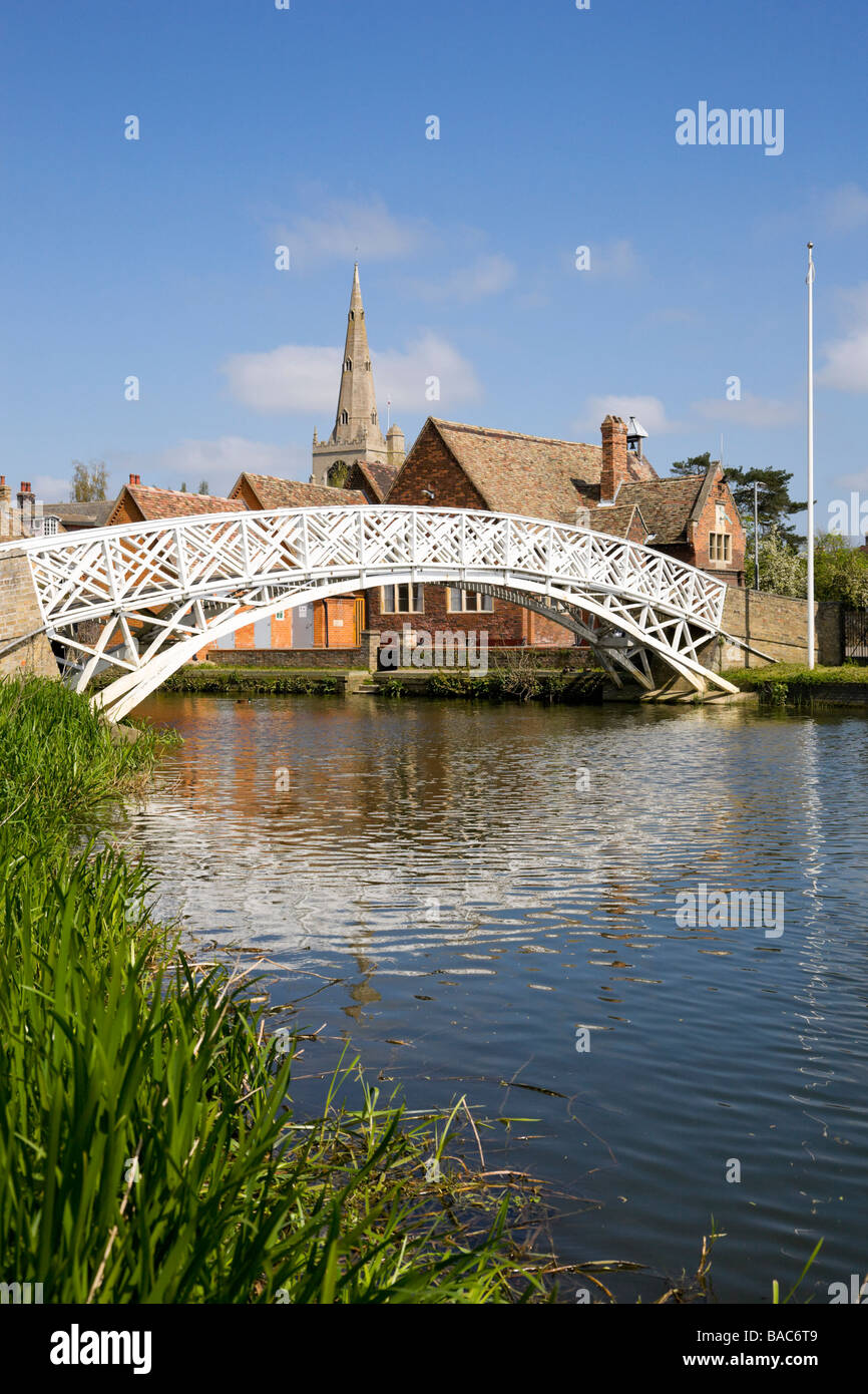 Die Chinesische Brücke und Kirche in Godmanchester, Huntingdon, Cambridgeshire, England Stockfoto