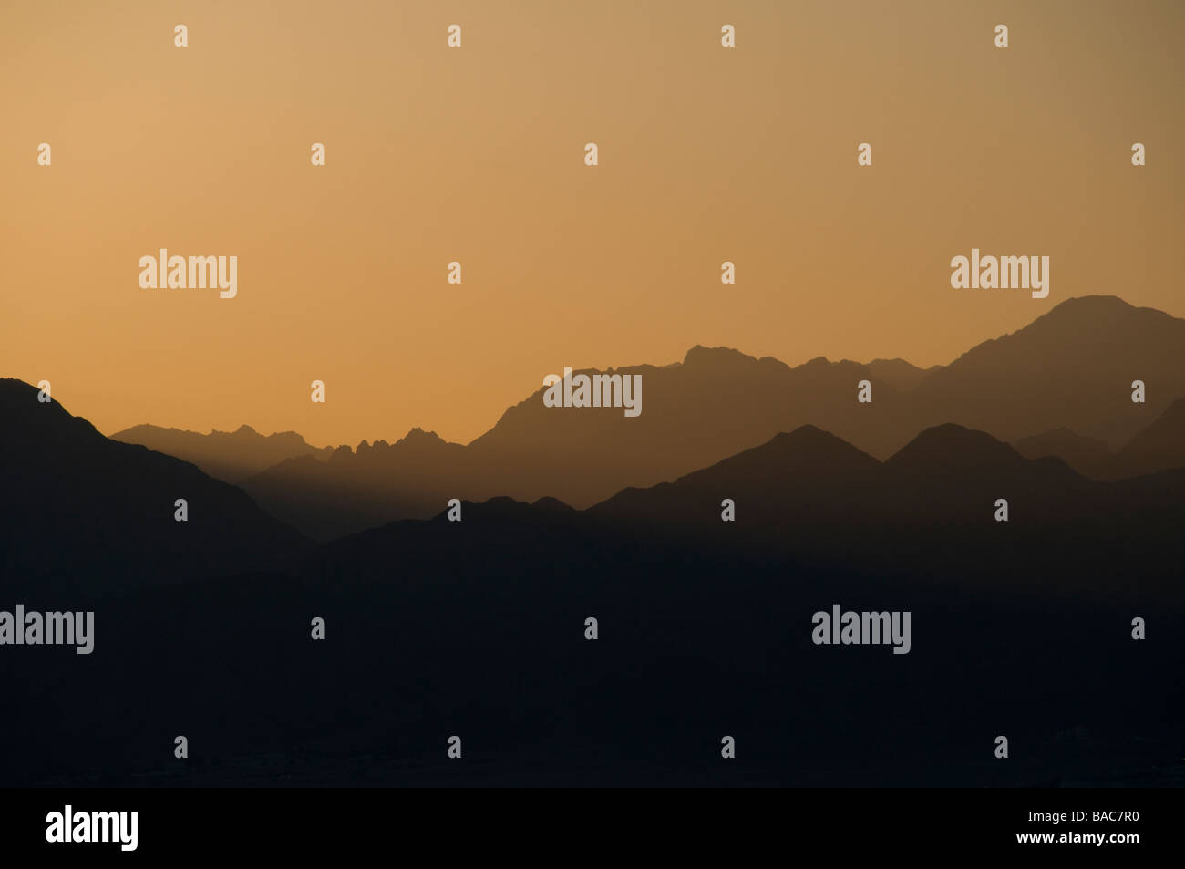 Sonnenaufgang über den Bergen Surround Golf von Aqaba Tal Süden von Jordanien Stockfoto