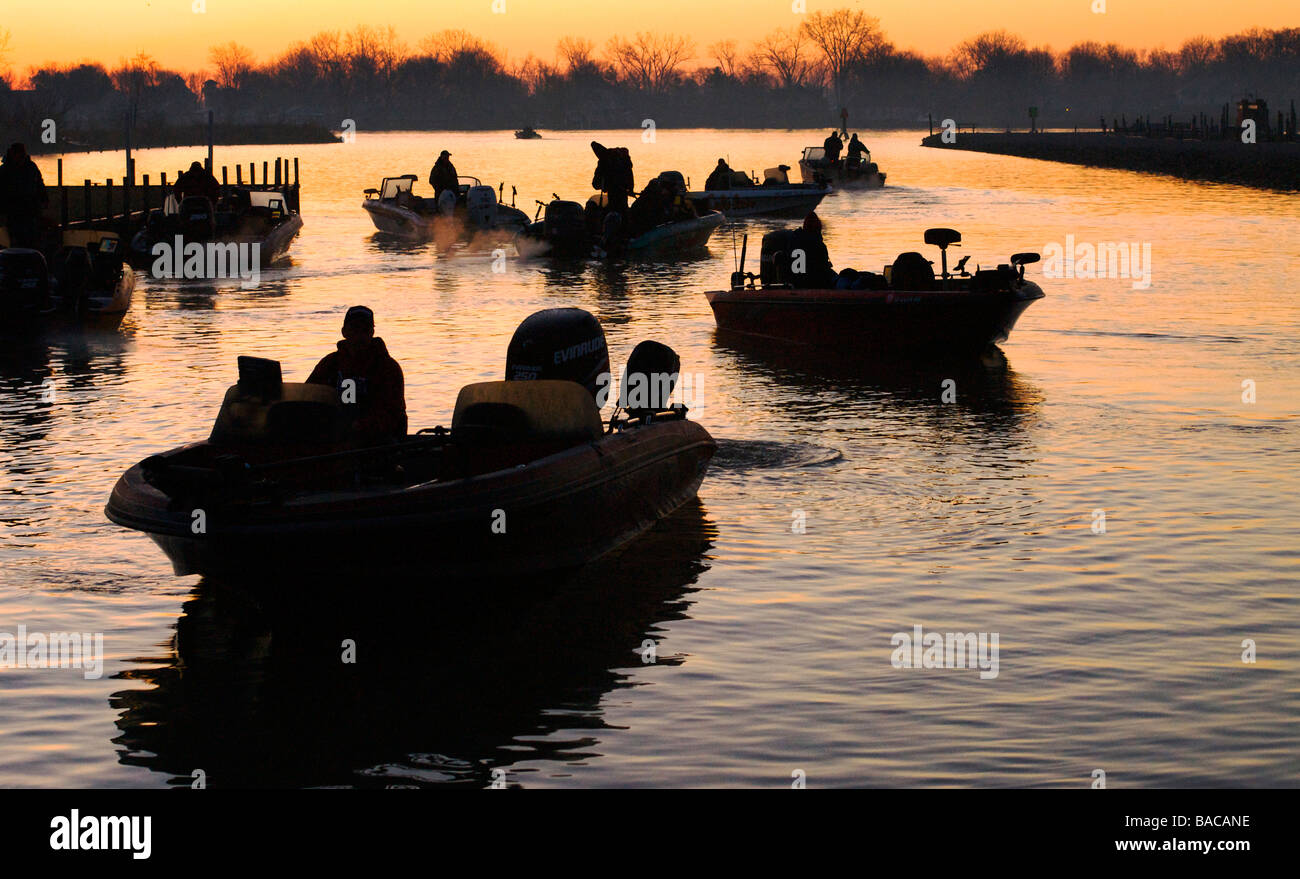 Angelboote/Fischerboote in den frühen Morgenstunden bei einem Zander-Angeln-Turnier in Port Clinton Ohio unterwegs Stockfoto