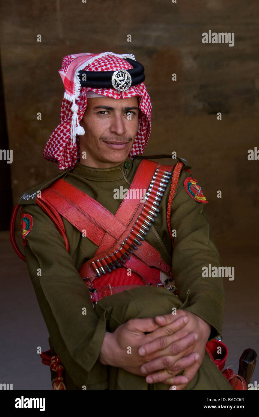 Jordanische Beduinen Offizier trägt rot-weiß karierten shemagh keffiyeh Kopfschmuck und traditionelle Munition Gürtel in Petra Jordanien Stockfoto