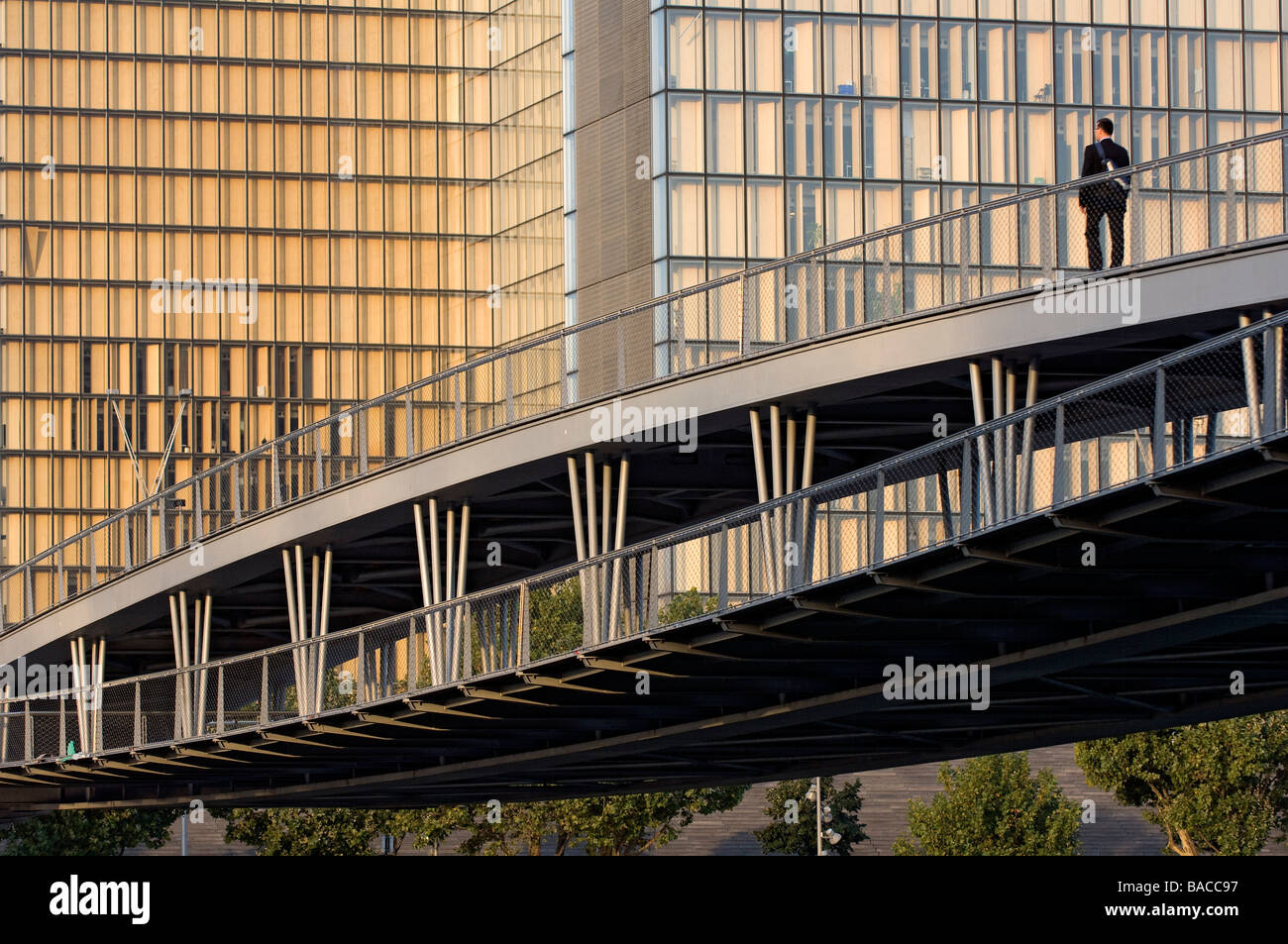 Frankreich, Paris, Passerelle Simone de Beauvoir und nationale Bibliothek von Frankreich Francois Mitterand Stockfoto