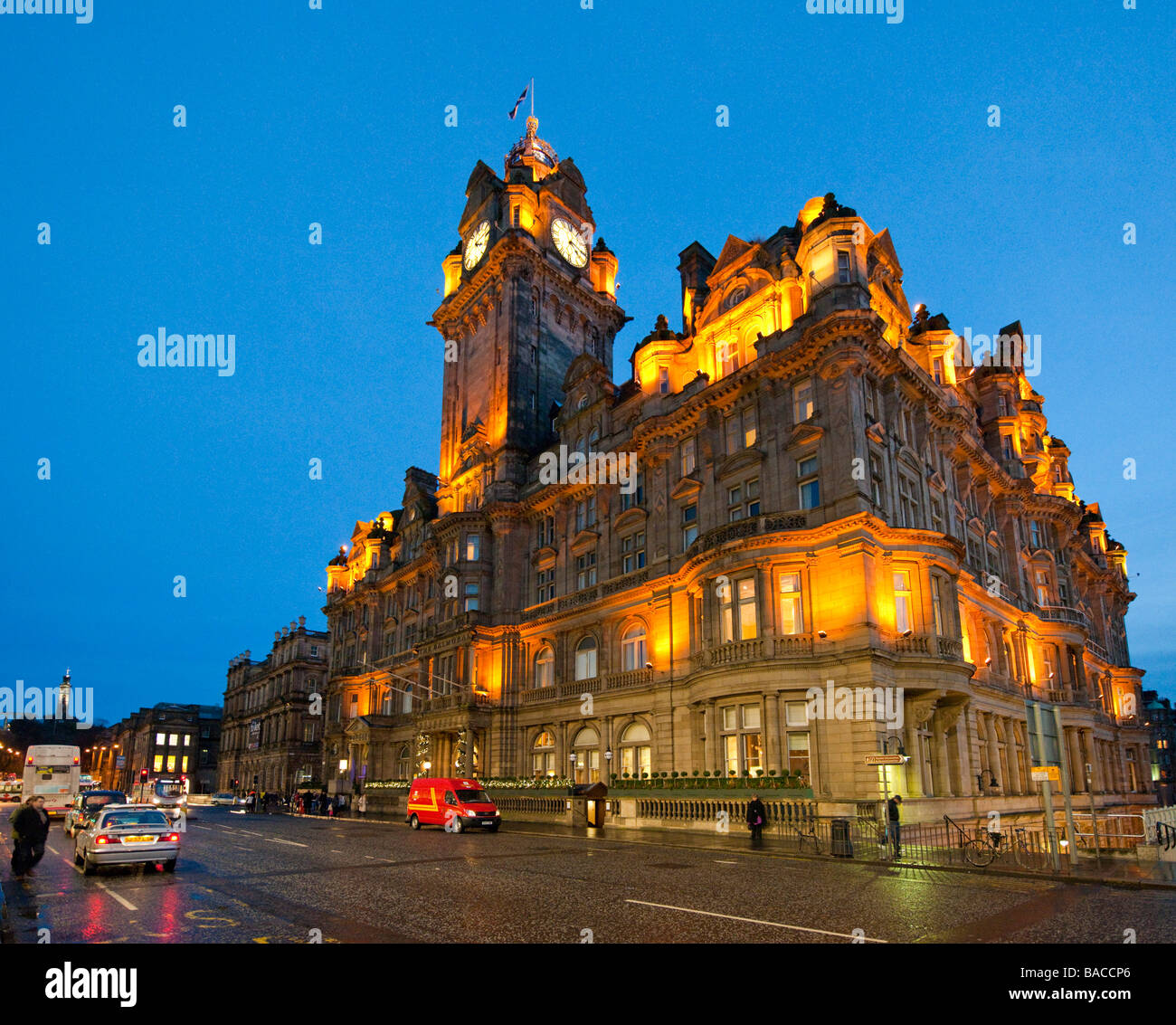 Edinburgh-Dezember-Stadt bei Nacht Balmoral Hotel Princes Street Stockfoto