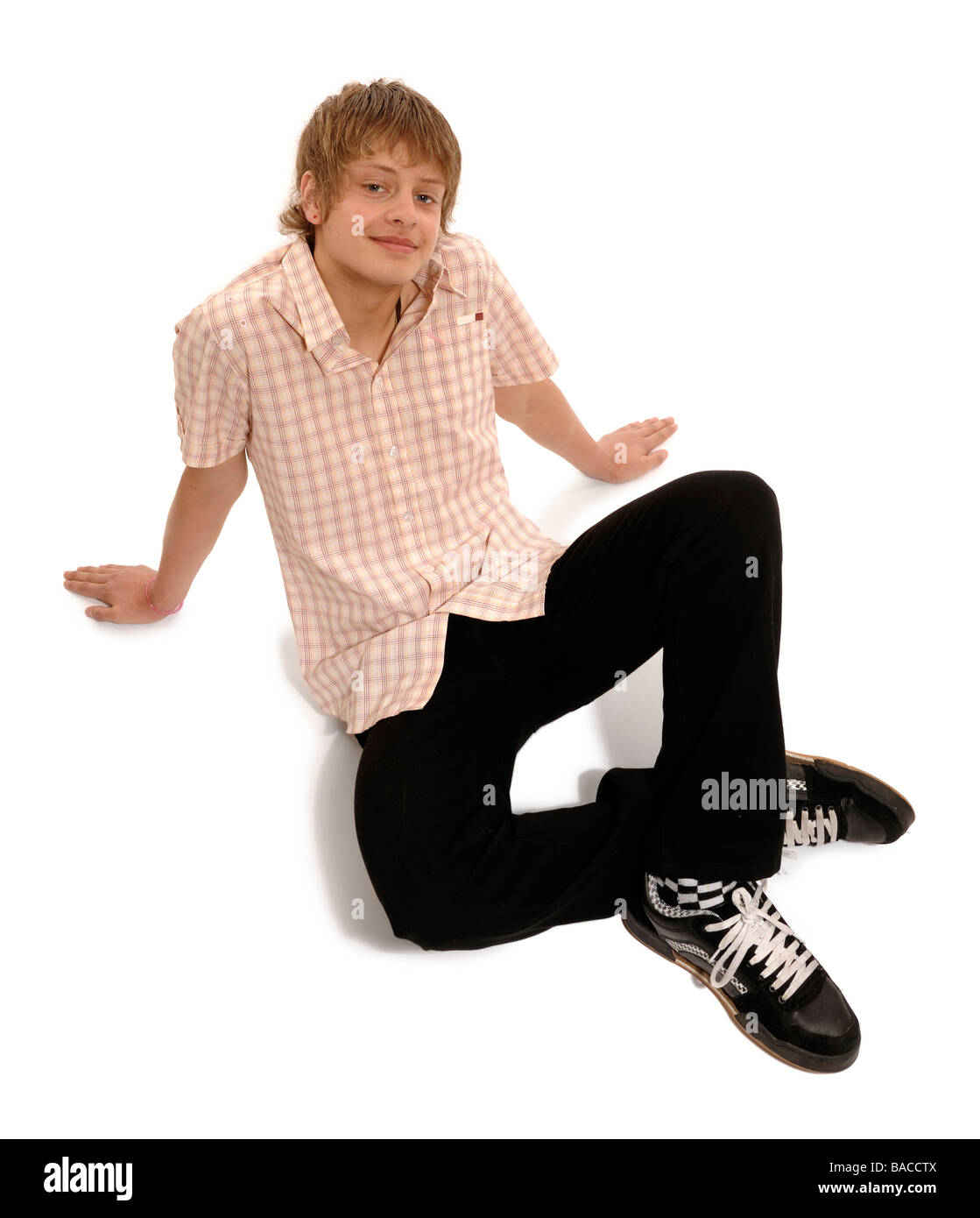 Junge auf dem Boden sitzend Stockfoto