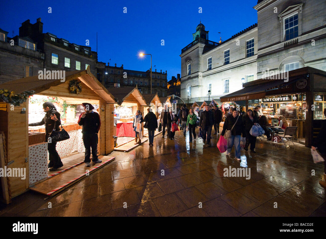 Edinburgh - Dezember-Stadt bei Nacht-Weihnachts-Märkte-Einkäufer außerhalb St. James Centre Stockfoto