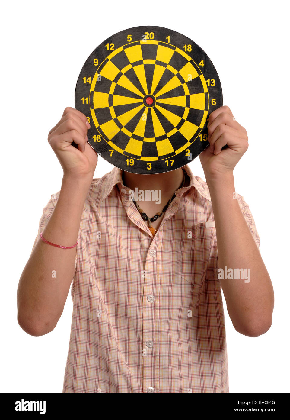 Junge hält eine Dartscheibe Stockfoto