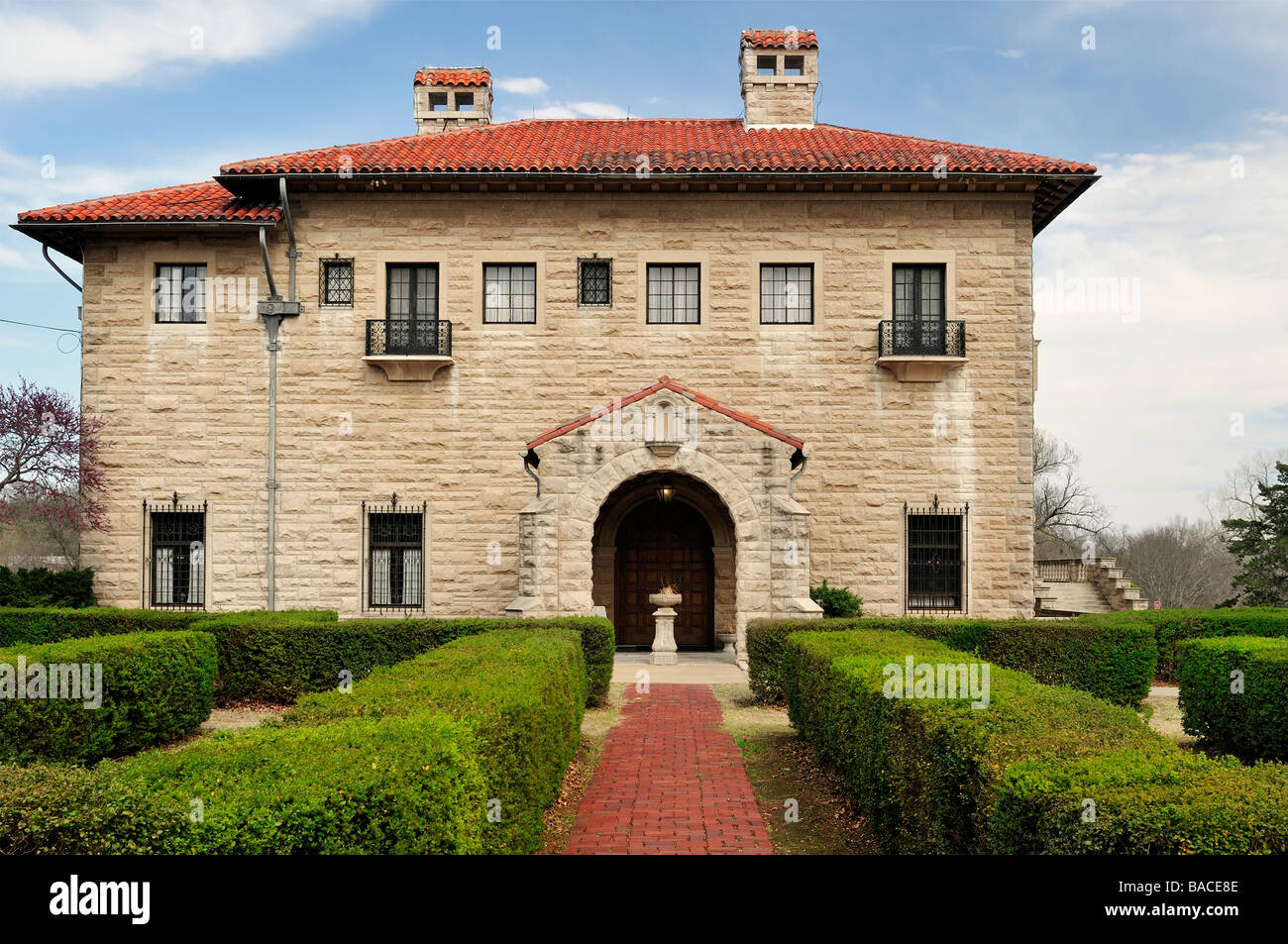 West- und Vorderansicht des Marland Herrenhaus, ein Nationales Historisches Wahrzeichen in Ponca City, Oklahoma, USA. Stockfoto