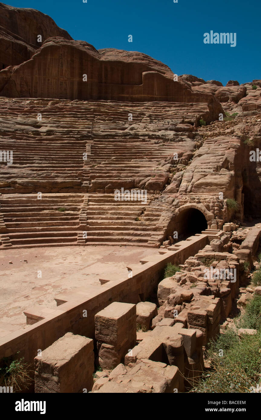 Ansicht des antiken römischen Theaters aus Fels in die Seite des Berges in der antiken Stadt der Nabatäer von Petra Jordanien schneiden Stockfoto