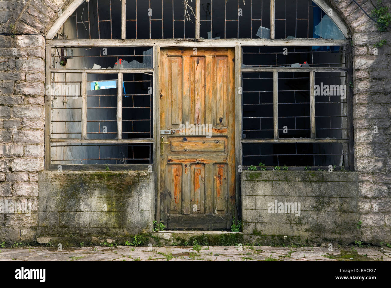 Verlassene Gebäude mit Tür in Gjirokastra Albanien Stockfoto