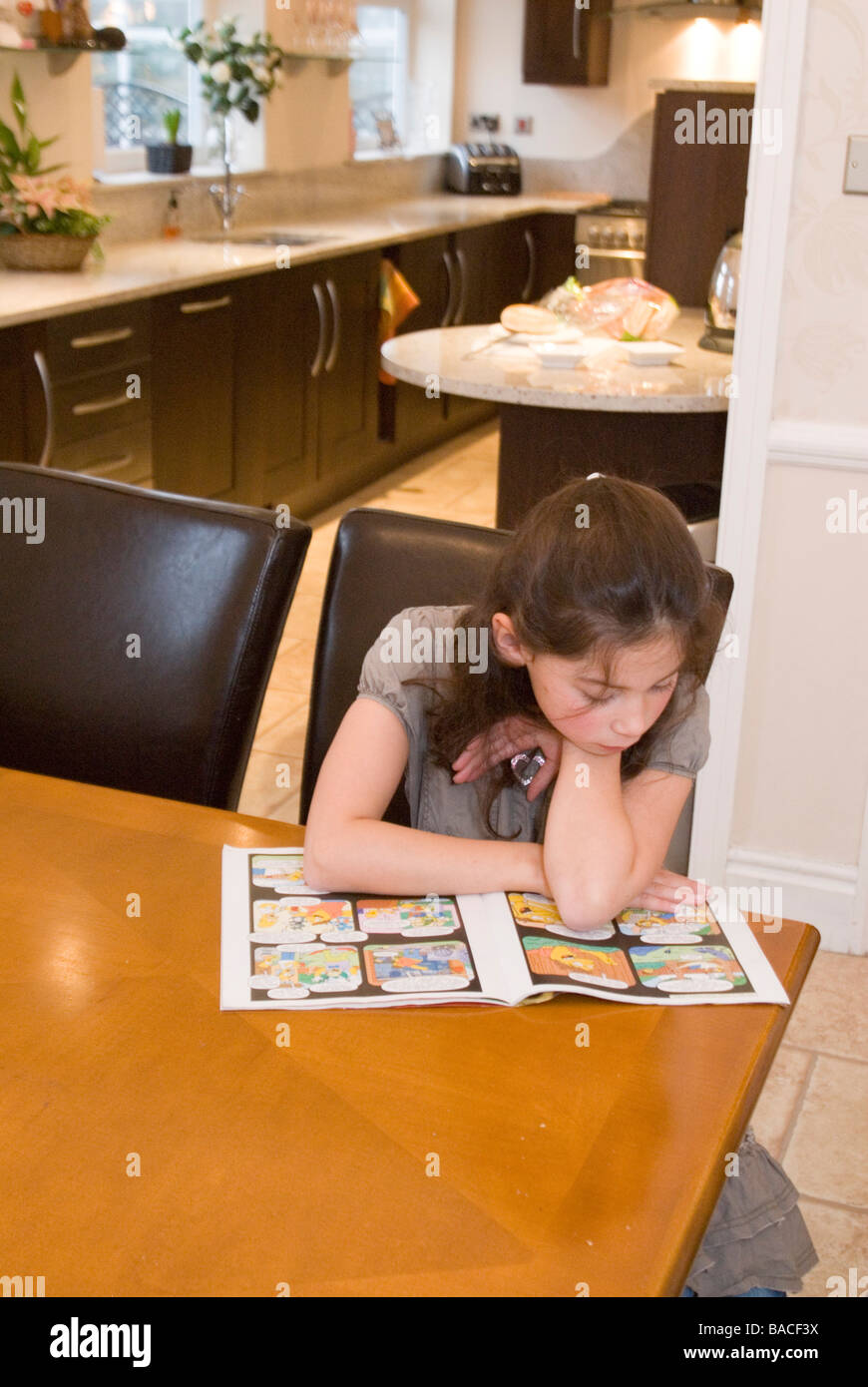 Mädchen, ein Comic-Buch zu lesen Stockfoto