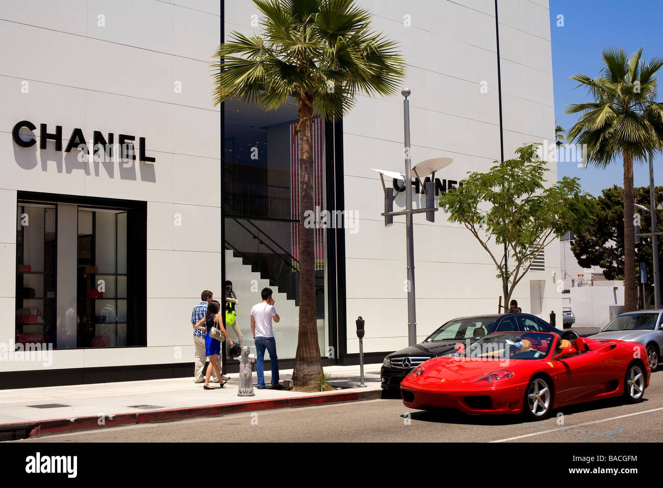 USA, California, Los Angeles, Beverly Hills, Rodeo Drive, Ferrari 360 Modena Spider vorne Chanel-Shop Stockfoto