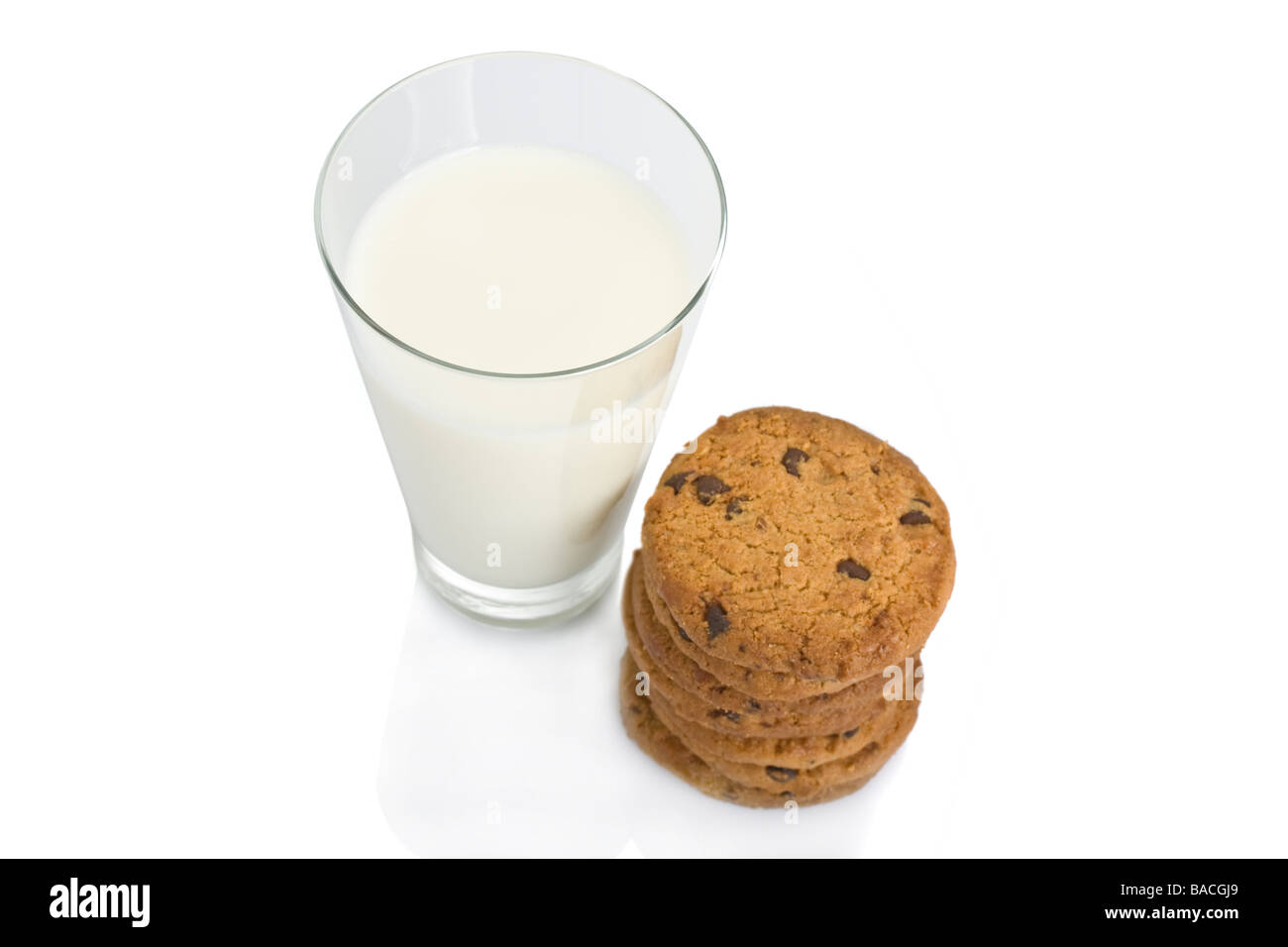 Chocolate Chip Cookies und ein Glas Milch isoliert auf weiss Stockfoto