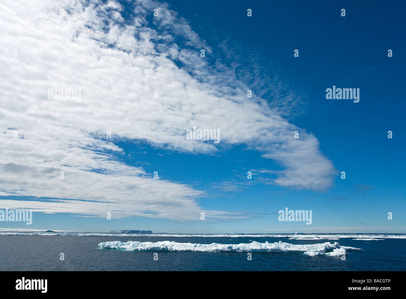 Meer Packeis und Tafeleisberge in der Nähe von Paulet Insel antarktischen Halbinsel Antarktis Stockfoto