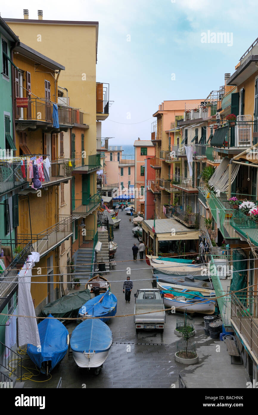 Die Hauptstraße in dem kleinen Dorf Manarola in die Cinque Terre, Ligurien, Italien. Stockfoto