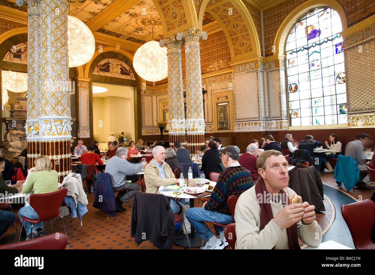 Vereinigtes Königreich, London, South Kensington, das Victoria und Albert Museum, die V und ein Cafe Stockfoto