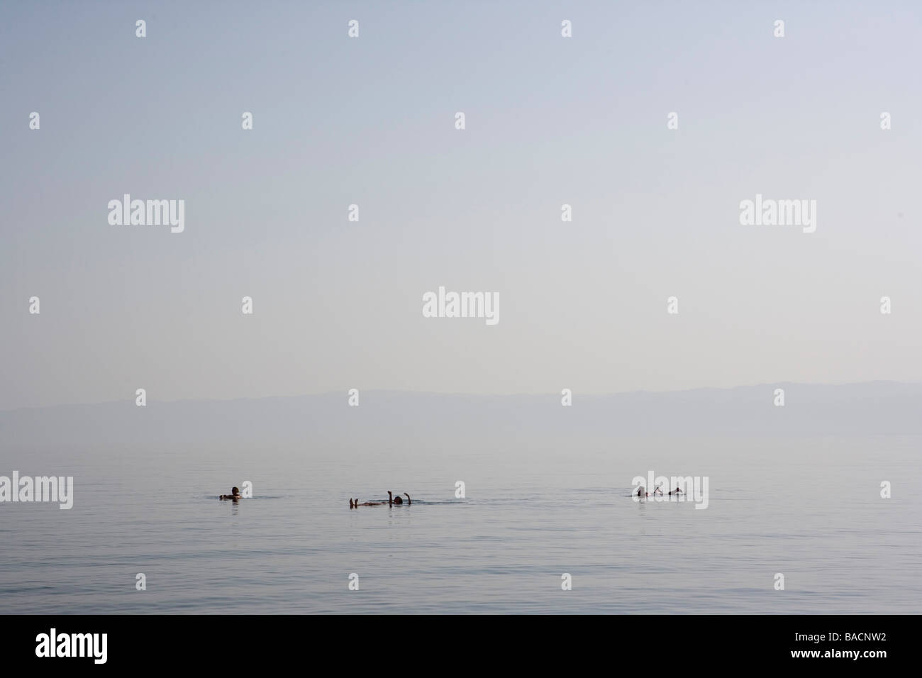 Touristen im Toten Meer, Mariott Dead Sea Resort, Jordan Stockfoto