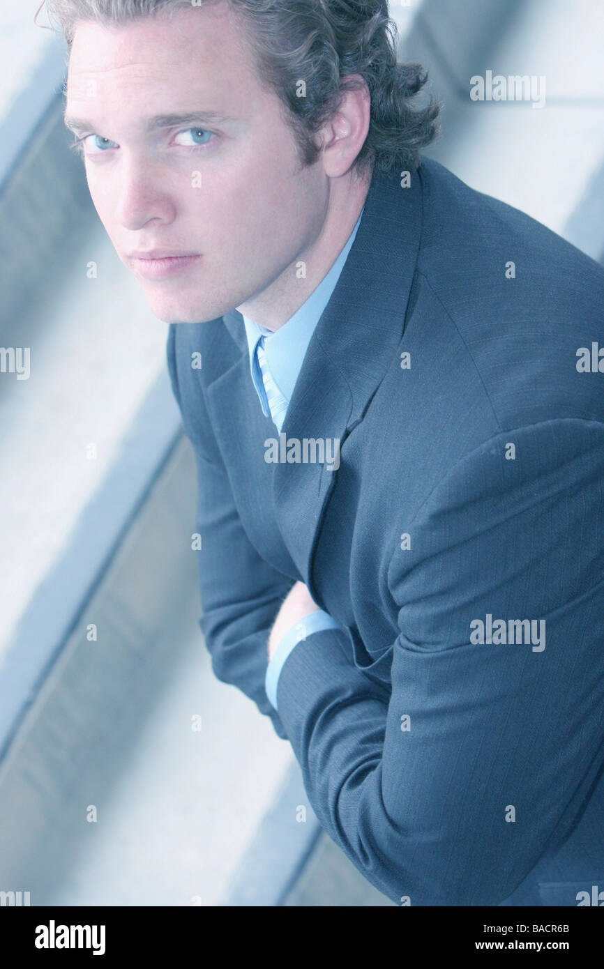 Business-Mann im dunkel blauen Anzug ist Ihnen gegenüber mit Ravashingly gutes Haar nachschlagen Stockfoto Business-Mann im dunkel blauen Anzug ist Ihnen gegenüber mit Ravashingly gutes Haar nachschlagen Stockfoto