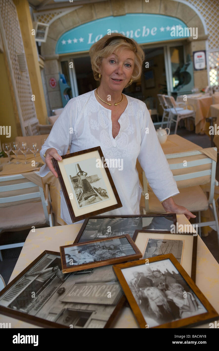 Frankreich, Var, Saint Tropez, Simone Durckstein, der Besitzer des La Ponche Hotel und Restaurant, mit Blick auf Fotos vom Hotel Stockfoto