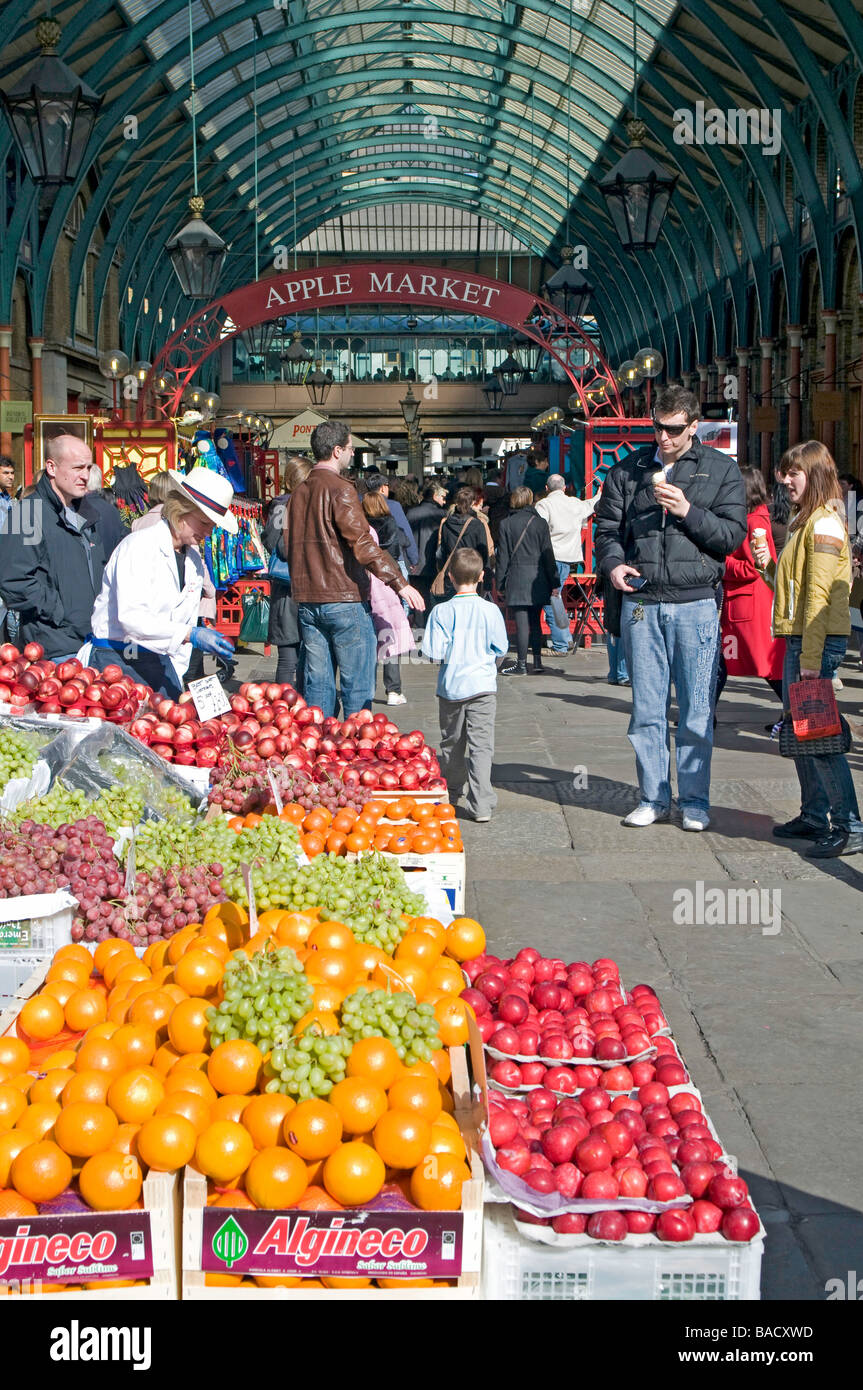 Verschiedene bunte Früchte für den Verkauf auf einem Marktstand in Covent Garden, London, England, UK Stockfoto