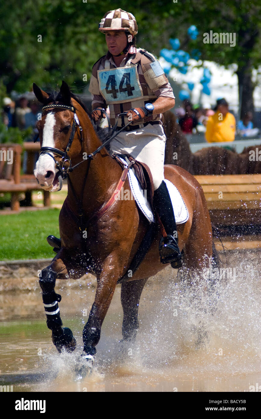 Adelaide International Horse Trials 2005 Konkurrent im Wasser während der cross Country Kurs in Australien Stockfoto