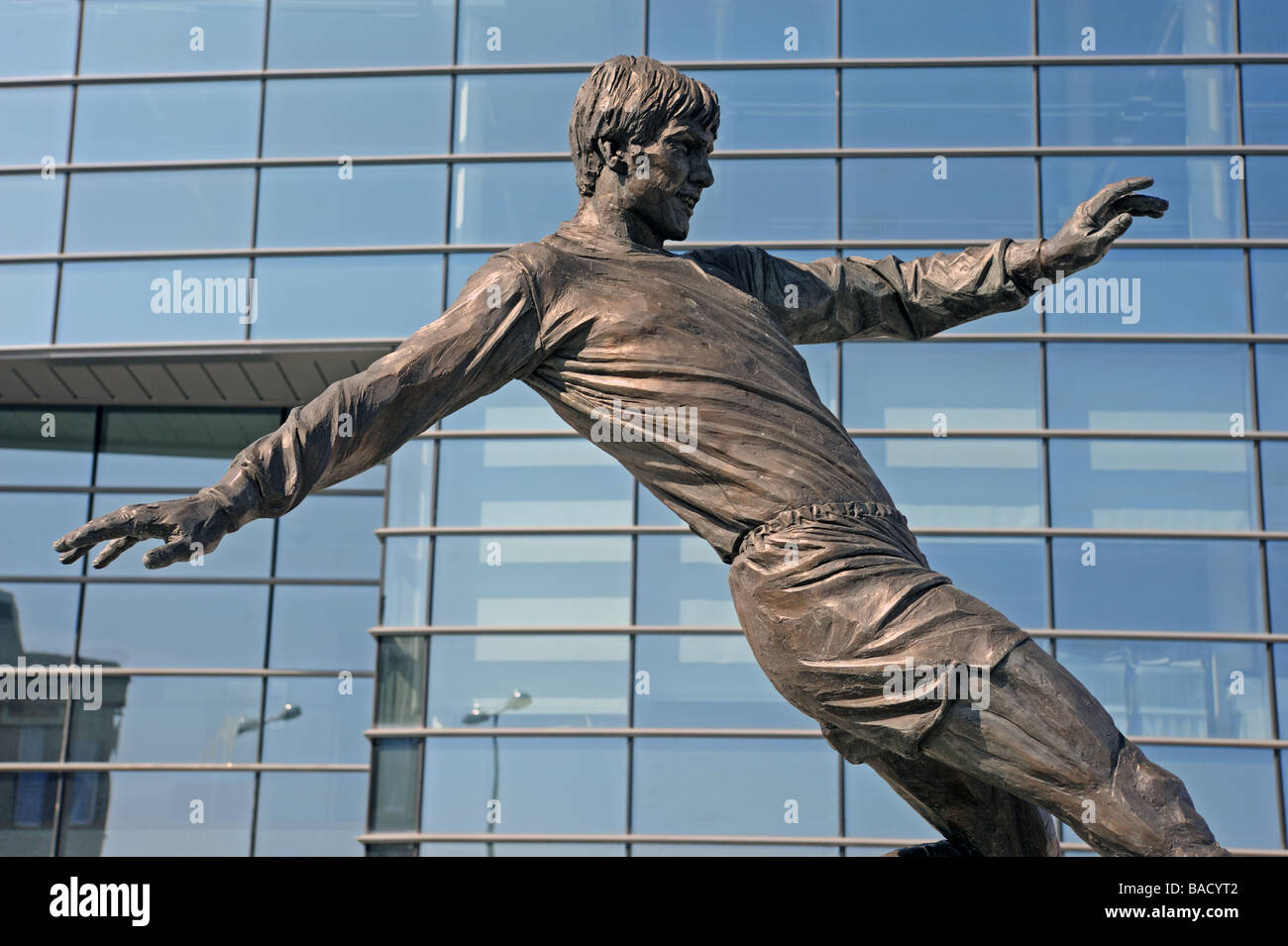 Statue von Emlyn Hughes, Fußballer. Abbey Road, Furness, Cumbria, England, Vereinigtes Königreich, Europa. Stockfoto