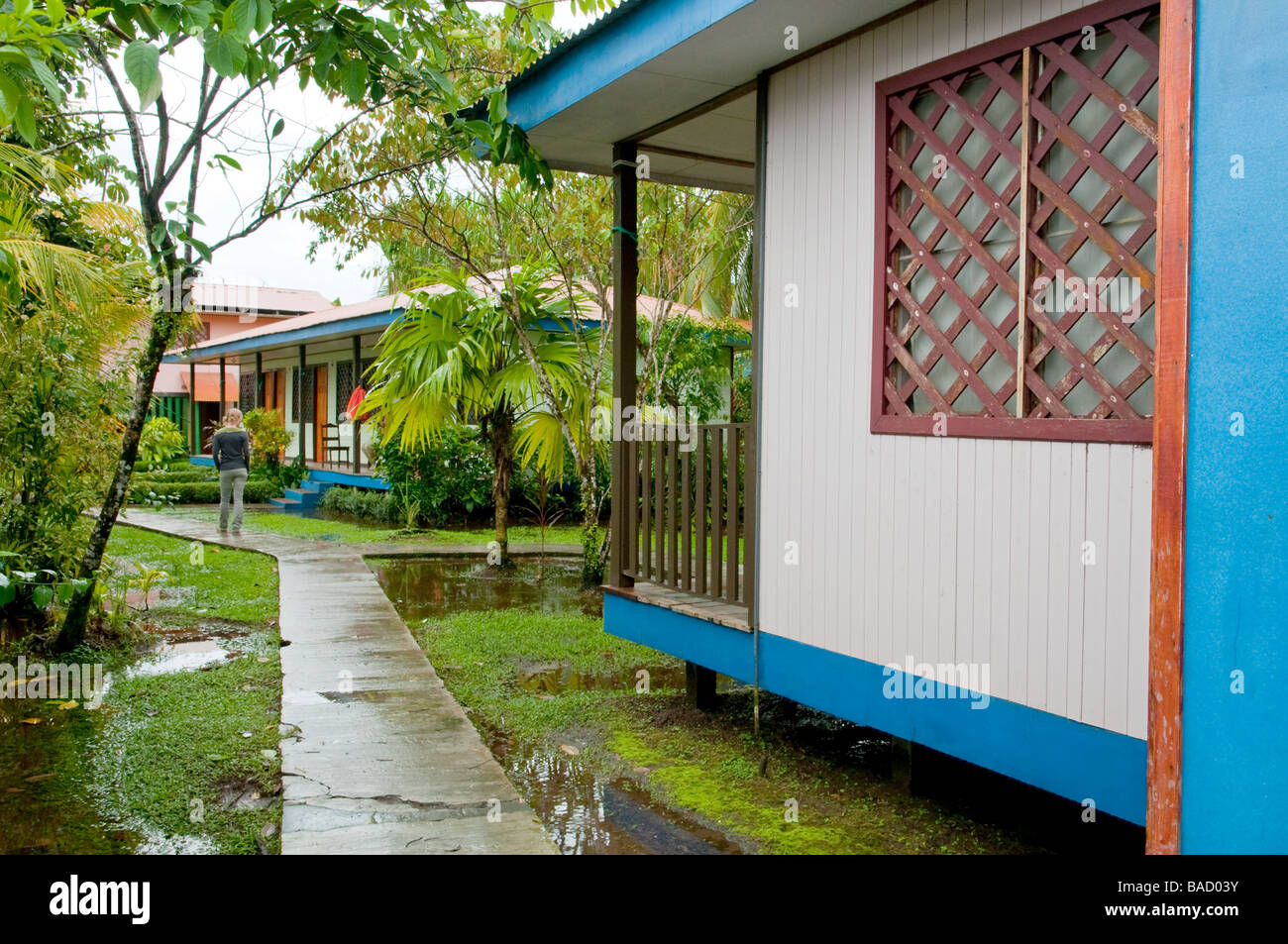 Die bescheidene pastellfarbenen Häuser in Tortuguero Costa Rica Mittelamerika Stockfoto