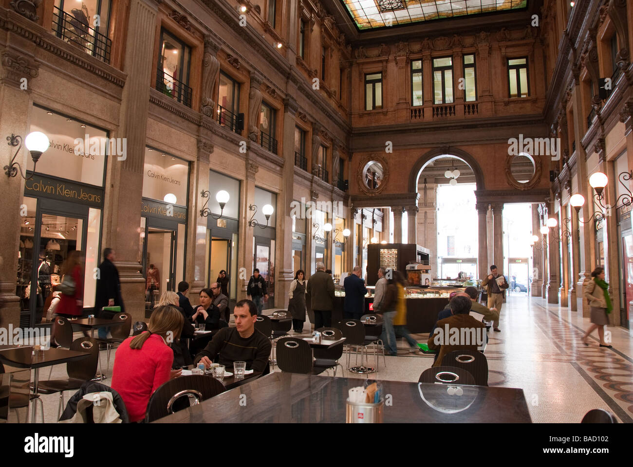 Das Innere des Galleria Alberto Sordi eine neue Einkaufspassage im Zentrum von Rom in der Nähe von Piazza Colonna Stockfoto
